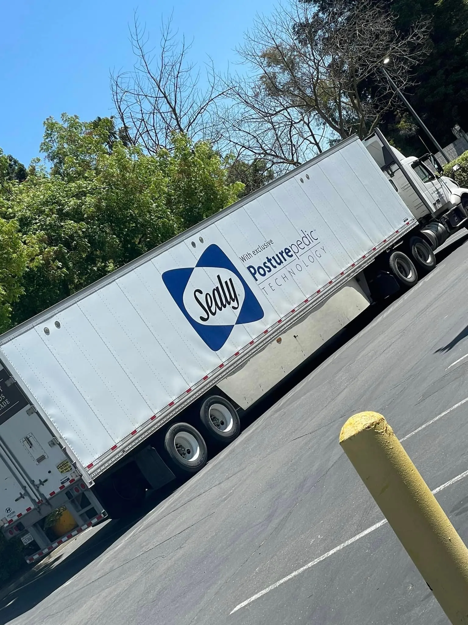 BriBri's Discount Mattress & Sofa delivery truck